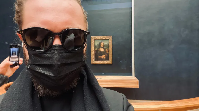 Paide Teatri kunstiline juht Jan Teevet Mona Lisale Paide Teatrit tutvustamas.