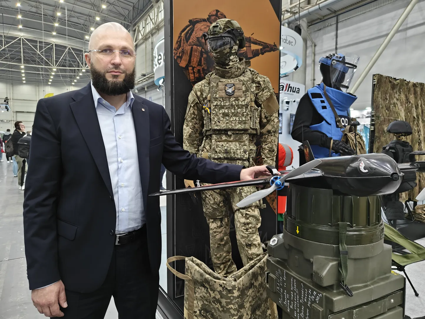 Maksim Pliekhov demonstreerimas Rarog Aerospace'i värsket enesetapudrooni, mille lennuulatus on 60 km ja mis suudab kanda kuni 4 kg lõhkeainet.