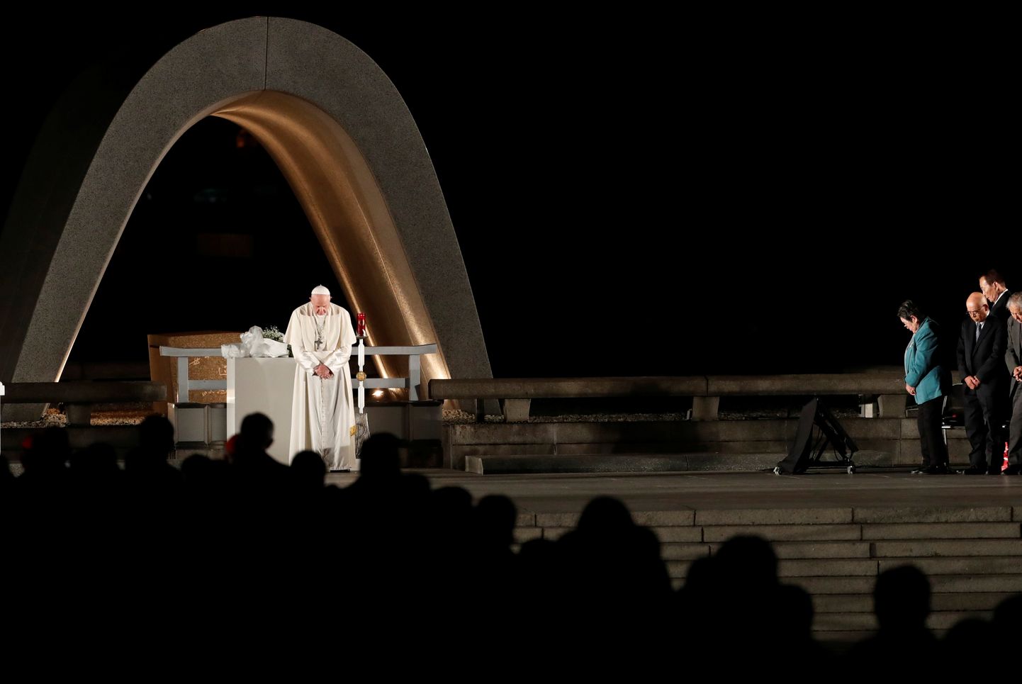 Paavst Franciscus Hiroshima rahumemoriaali ees. Temast paremal laval seisavad Hiroshimale heidetud tuumapommi plahvatuse üle elanud inimesed.