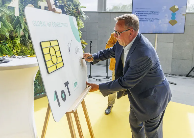 AS Levira tegevjuht Tiit Tammiste kirjutab avamisel alla hiiglaslikule SIM-kaardile.