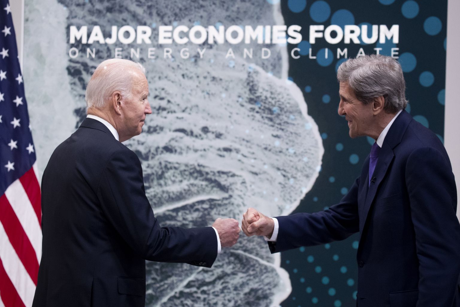 USA president Joe Biden ja kliimavolinik John Kerry suurmajanduste energia- ja kliimafoorumil (MEF).