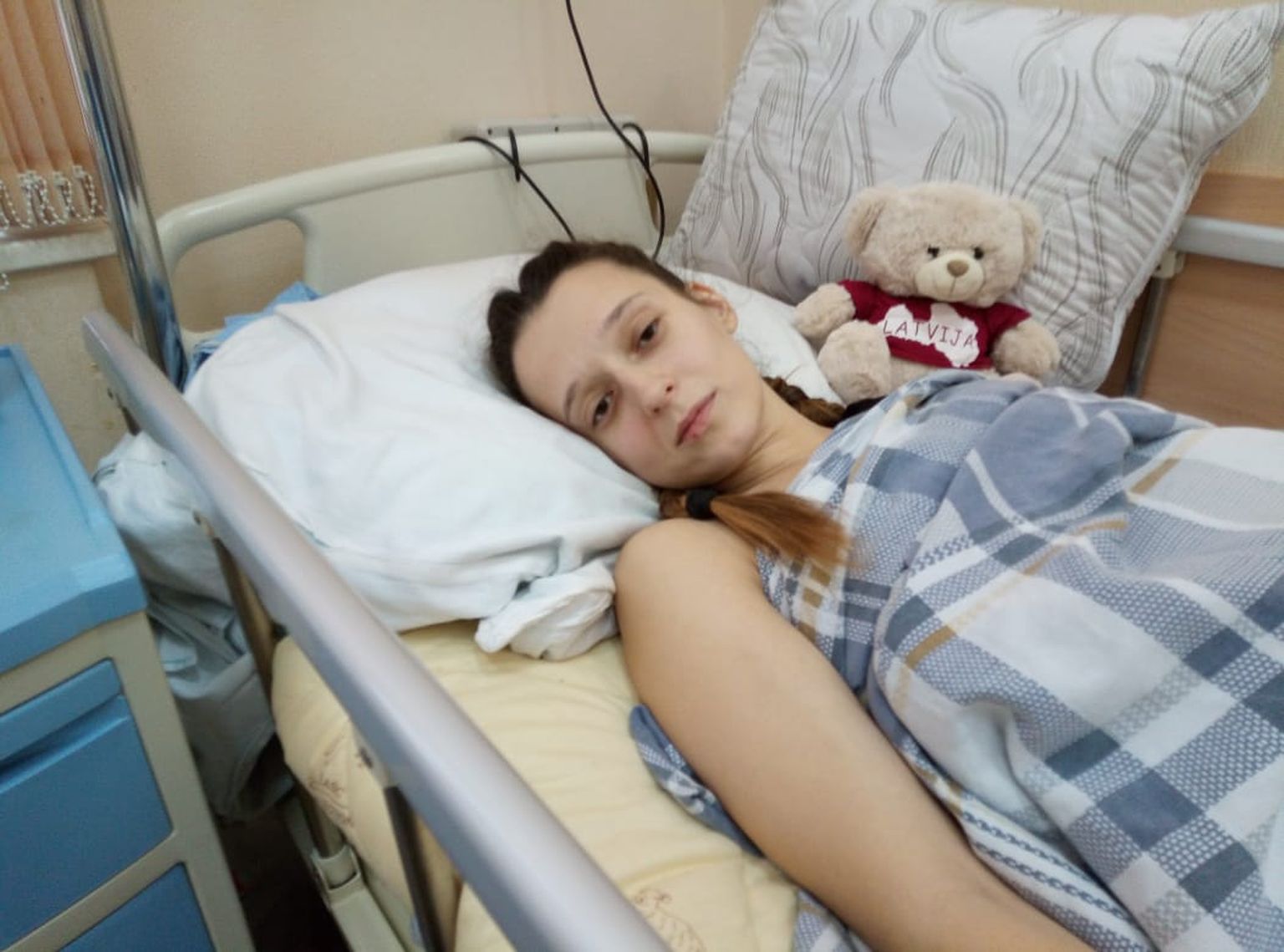В дубае нашли девушку с переломанным позвоночником. Девушки с переломами в больнице. Переломанные девушки в больнице.