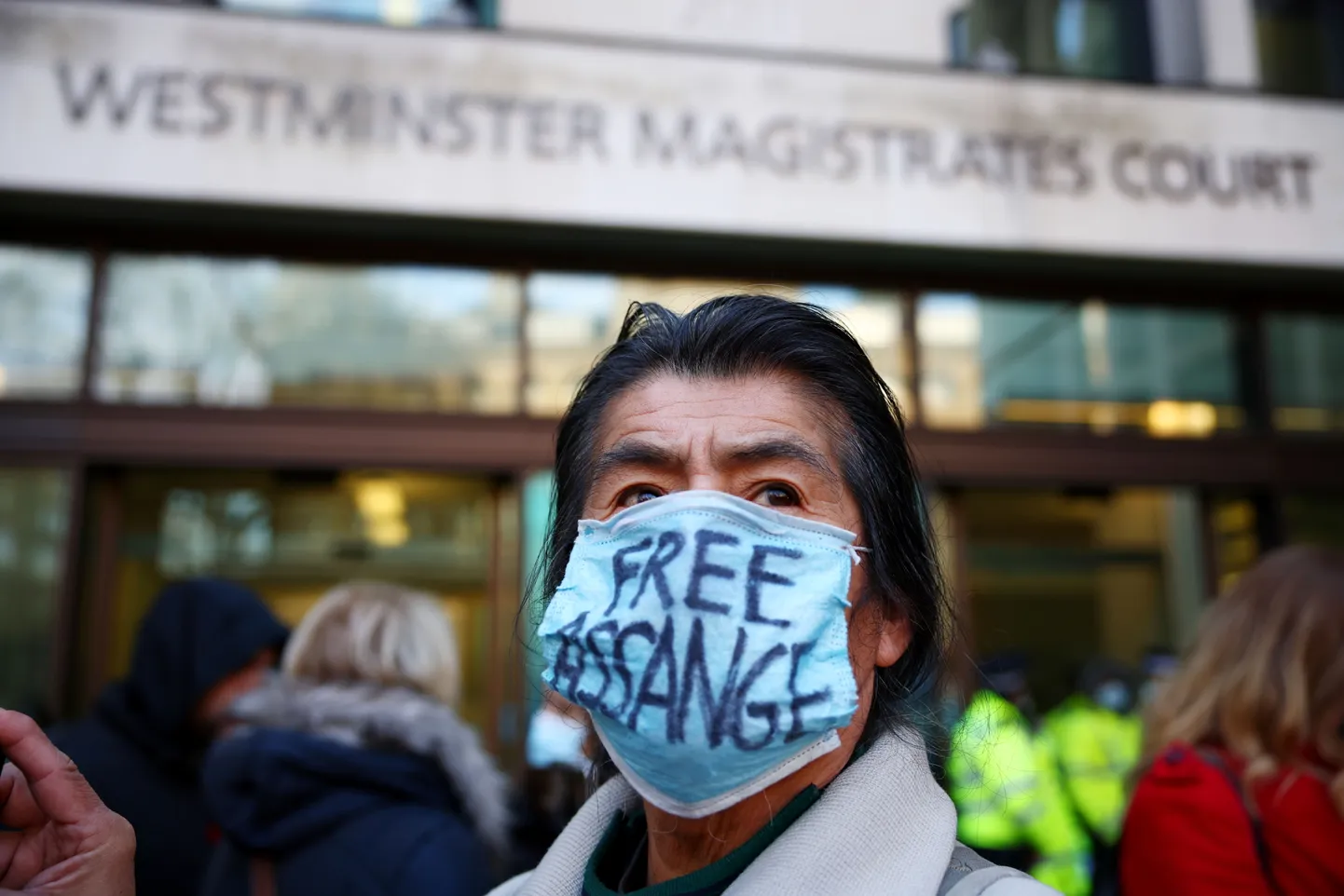Protests pie Londonas Centrālās krimināltiesas. 6.janvāris, 2021