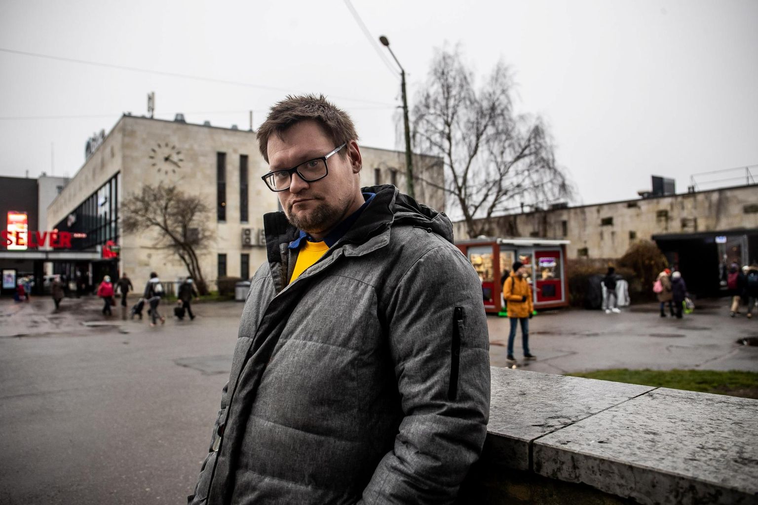«Hüvasti, NSVLi» režissöör Lauri Randla ühes filmi võttepaigas Balti jaamas Tallinnas.
