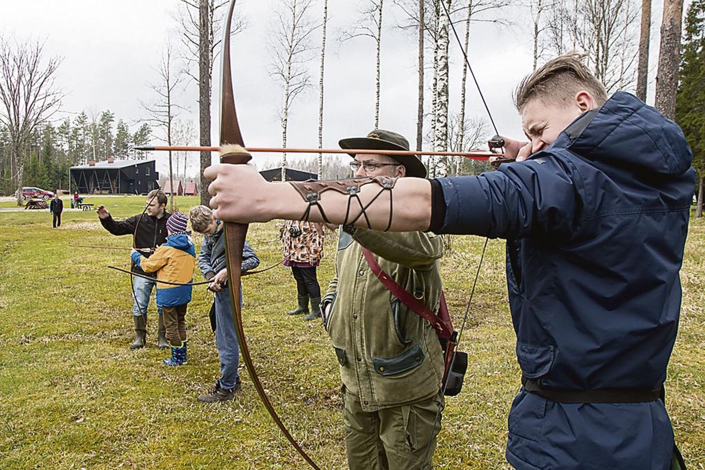 Maaturismiettevõtete avatud uste päeval harjutasid Kõveri puhkekeskuse külastajad kätt maastikuvibu rajal.