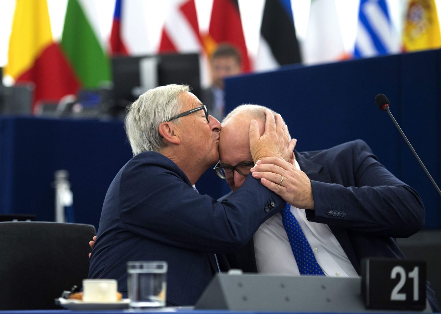Euroopa Komisjoni president Jean-Claude Juncker suudlemas asepresidendi Frans Timmermansi pead kolmapäeval Strasbourgis.