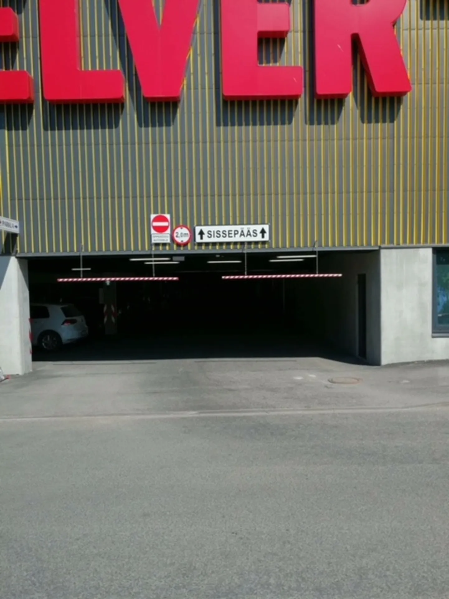 Poeparkla sissesõidu kohal on märge, et see sobib autodele, mill ekõrgus on 2 m. Viga saanud BMW kõrgus tehnilise passi järgi on 1,69 m.