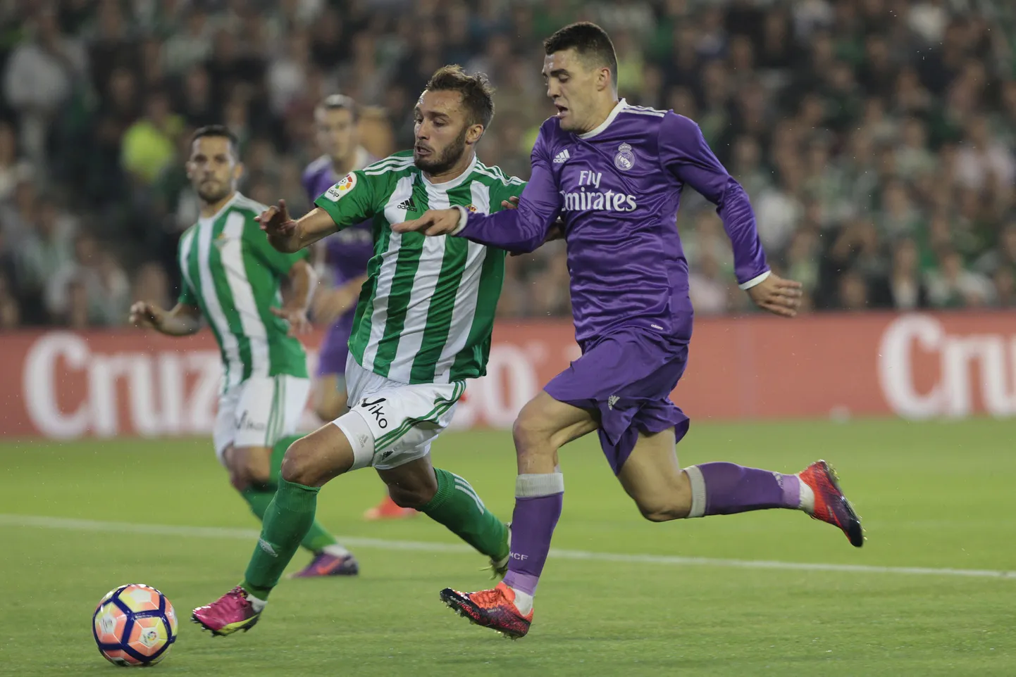 Real Betisi mängijad (triibulises) Madridi Reali vastu mängimas.