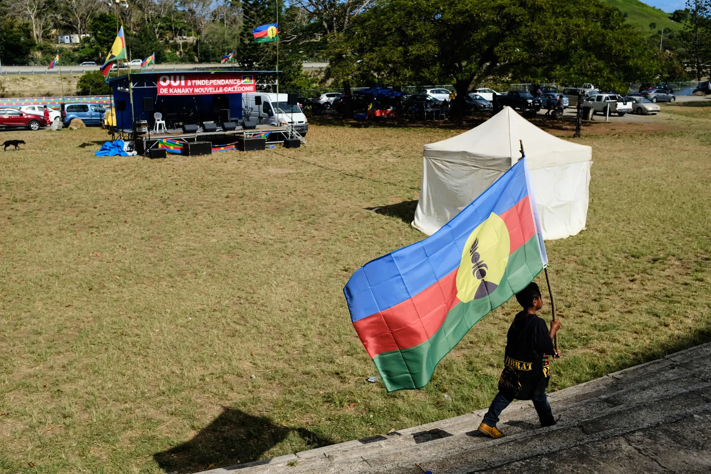 Uus-Kaledoonia poiss iseseisvusmeelse lipuga ringi kõndimas.
