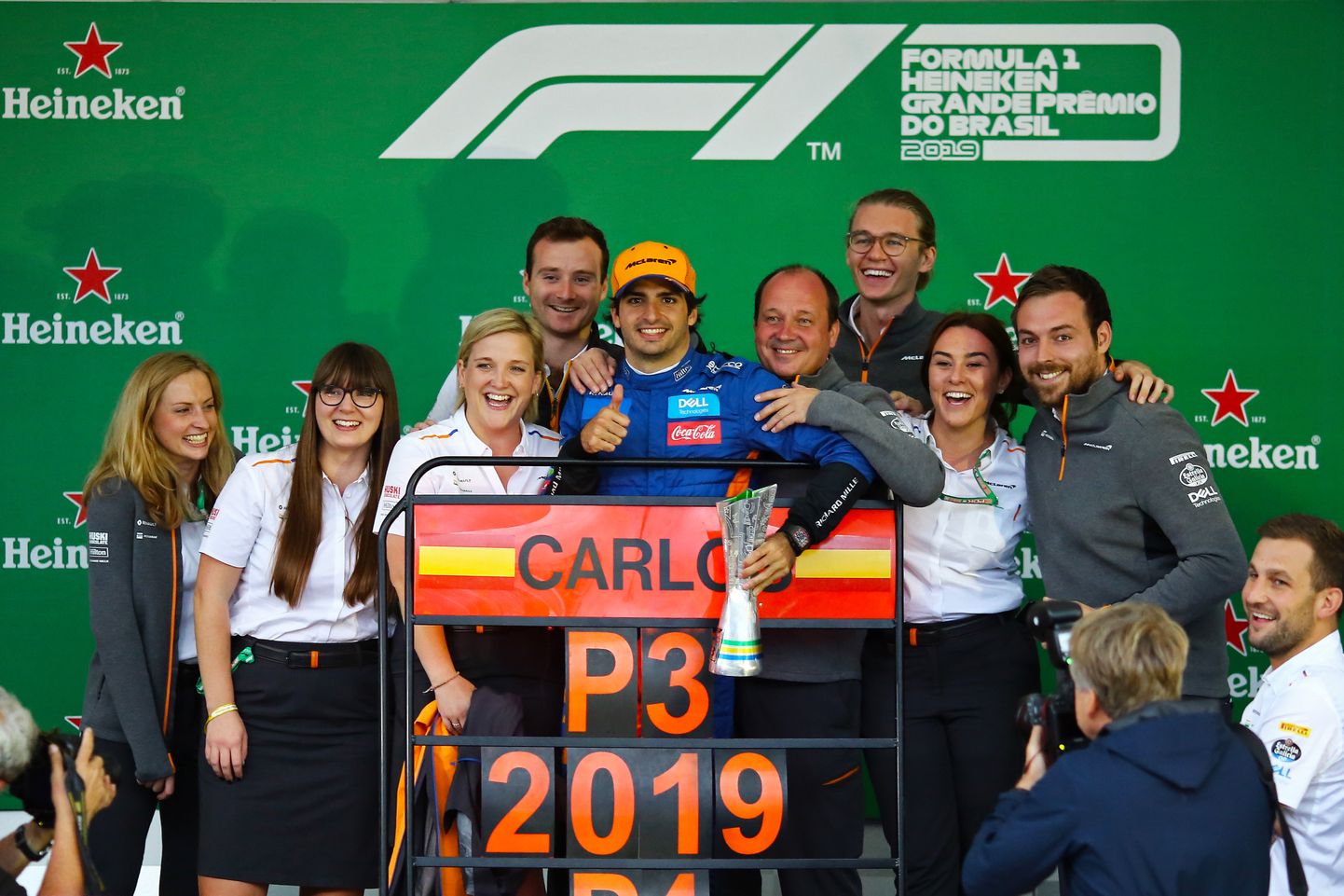 McLareni meeskond koos Carlos Sainz Juunioriga läinud aasta poodiumikohta tähistamas.