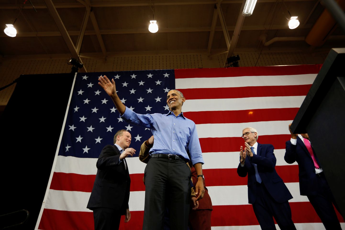 Demokraatide kampaaniale on abikäe ulatanud ka USA eelmine president Barack Obama. Näiteks osales ta koos vahevalimiste kandidaatidega kampaaniakogunemisel Wisconsini osariigis ühes Milwaukee keskkoolis.