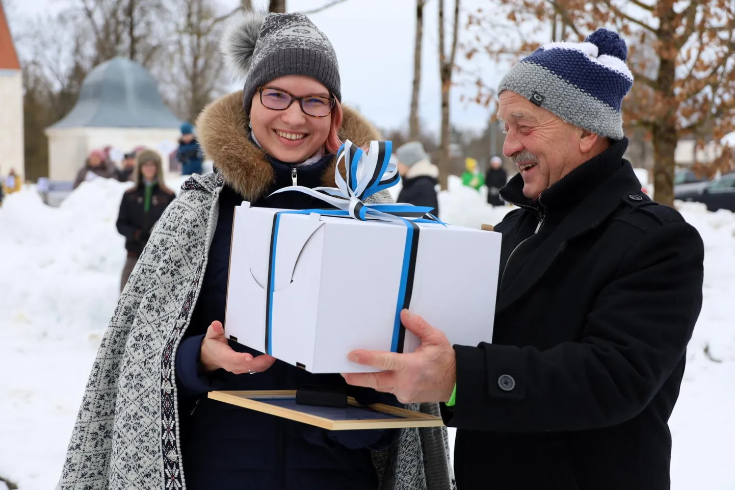 Volikogu esimees Hans Kruusamägi Eliis Mätast tunnustamas.