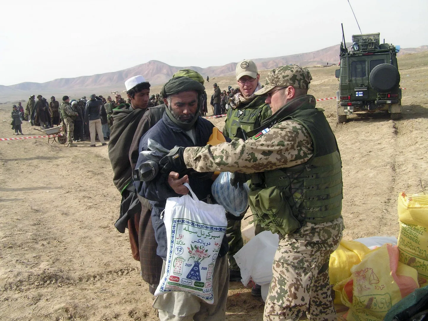 Soomlased Afganistanis humanitaarabi jaotamas.