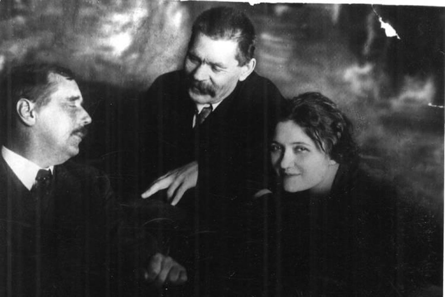 Juulis peaksid Herbert George Wells (vasakult), Maksim Gorki ja nende ühine muusa Maria Zakrevskaja neljapäevase vahega astuma lavalaudadele nii Jänedal kui ka Tõstamaal.