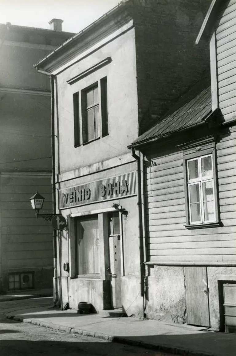 Rahvasuus Miša baariks kutsutud veinibaaris praeguse Jaani ja Munga täna nurgal pakuti lisaks joovastavatele jookidele ka maitsvaid sardelle ning korralikult hautatud hapukapsast ja kartulisalatit.