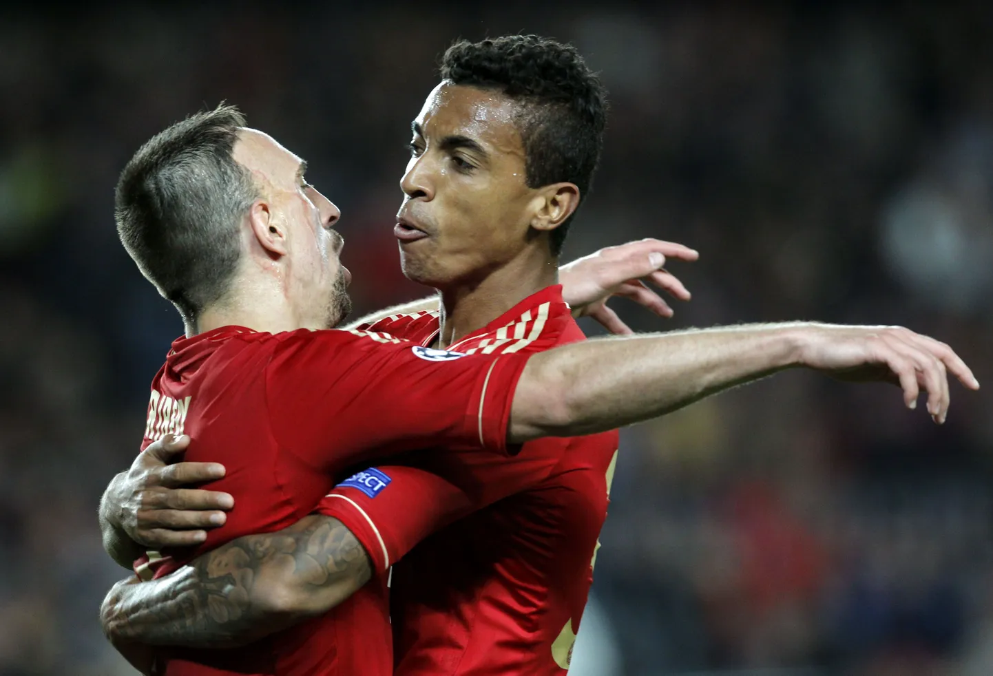 Luiz Gustavo (paremal) võib peagi liituda Londoni Arsenaliga.