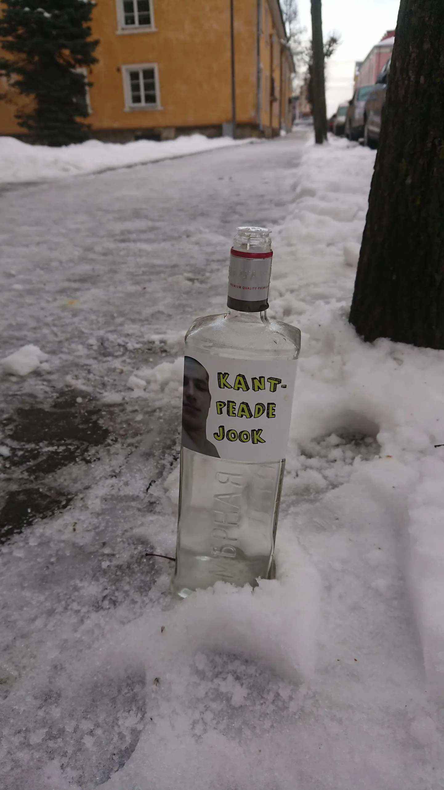 Võrus võis näha kummalist pudelit.