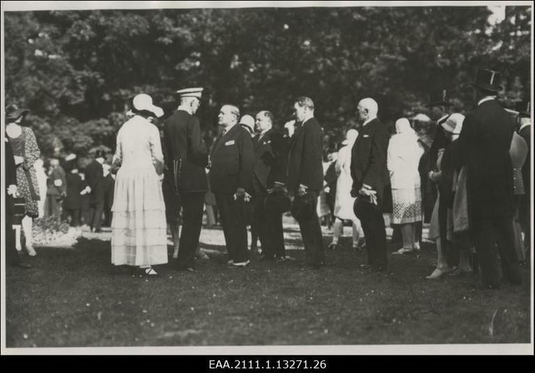 Aiapidu Kadriorus. Kuningas kõnelemas Paul Pinnaga, vasakul valges kleidis Therese Rei