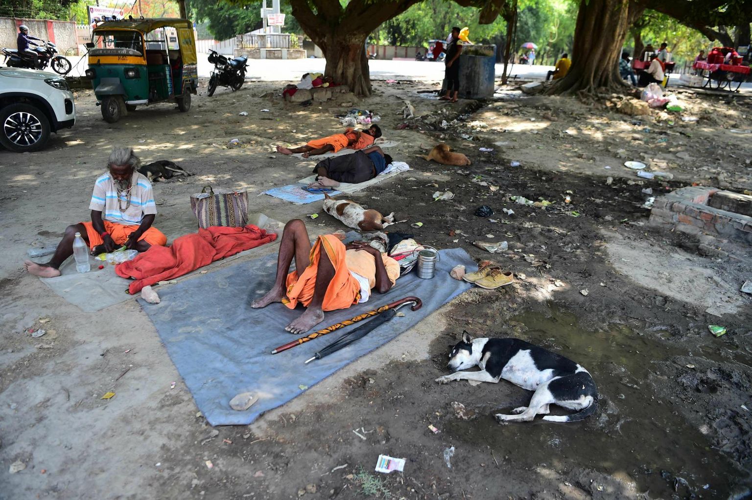 Inimesed Indias Uttar Pradeshi osariigis​ Allahabadis kuuma eest varju otsimas. 