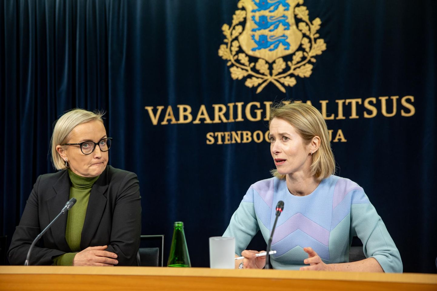 Haridusminister Kristina Kallas (vasakul) tahaks õpetajatega vaherahu teha ja neile lisaraha maksta, peaminister Kaja Kallas seevastu aga eelistab probleemid lahendada pikemaks ajaks ja arvab, et rahast üksi ei piisa.