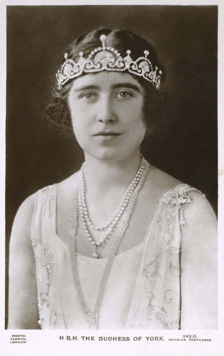 Briti kuninga George VI abikaasa, kuninganna Elizabeth, keda tuntakse ka kui kuninganna-ema (1900 - 2002)