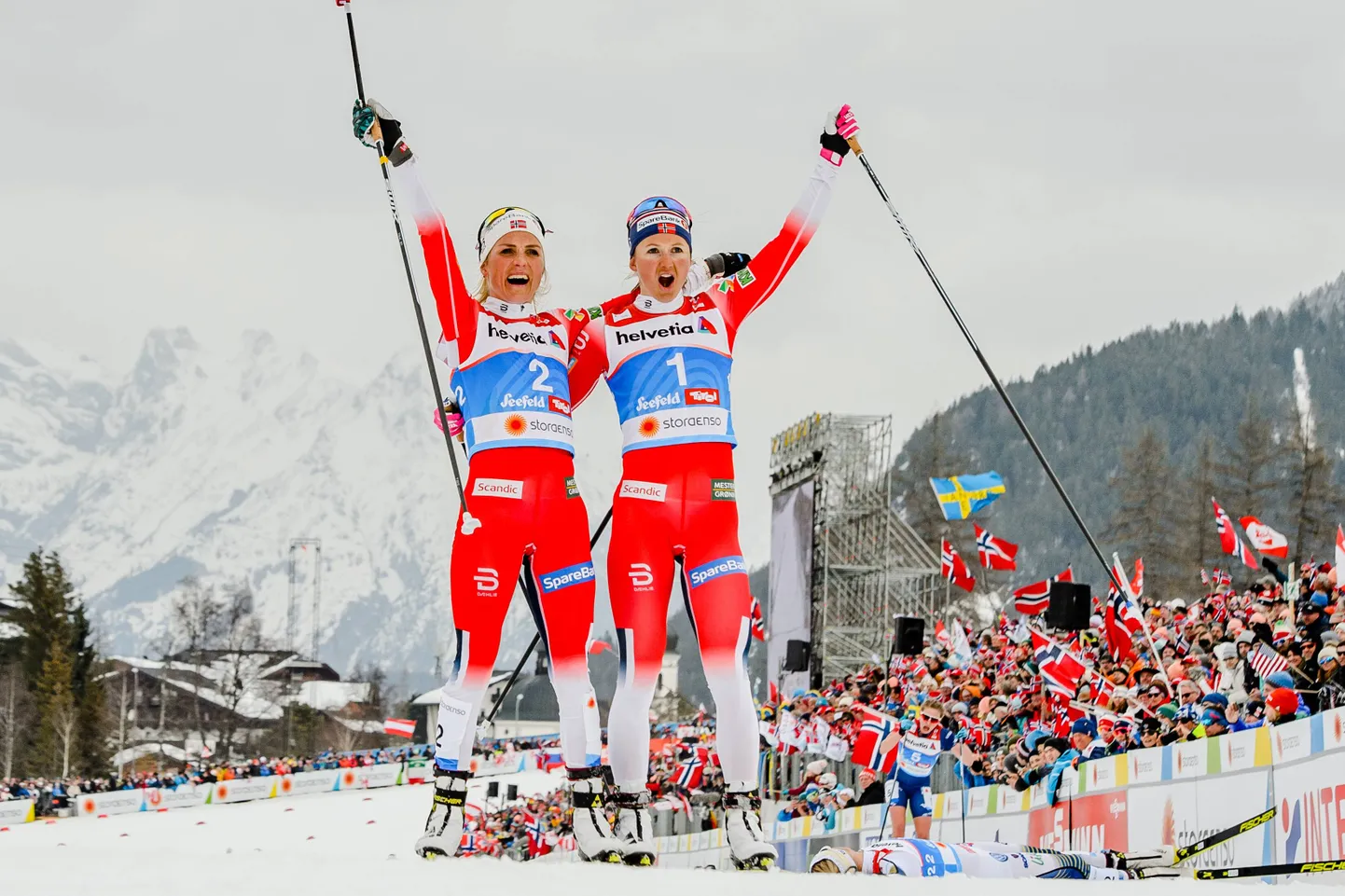 Ingvild Flugstad Östberg paremal ja Therese Johaug vasakul