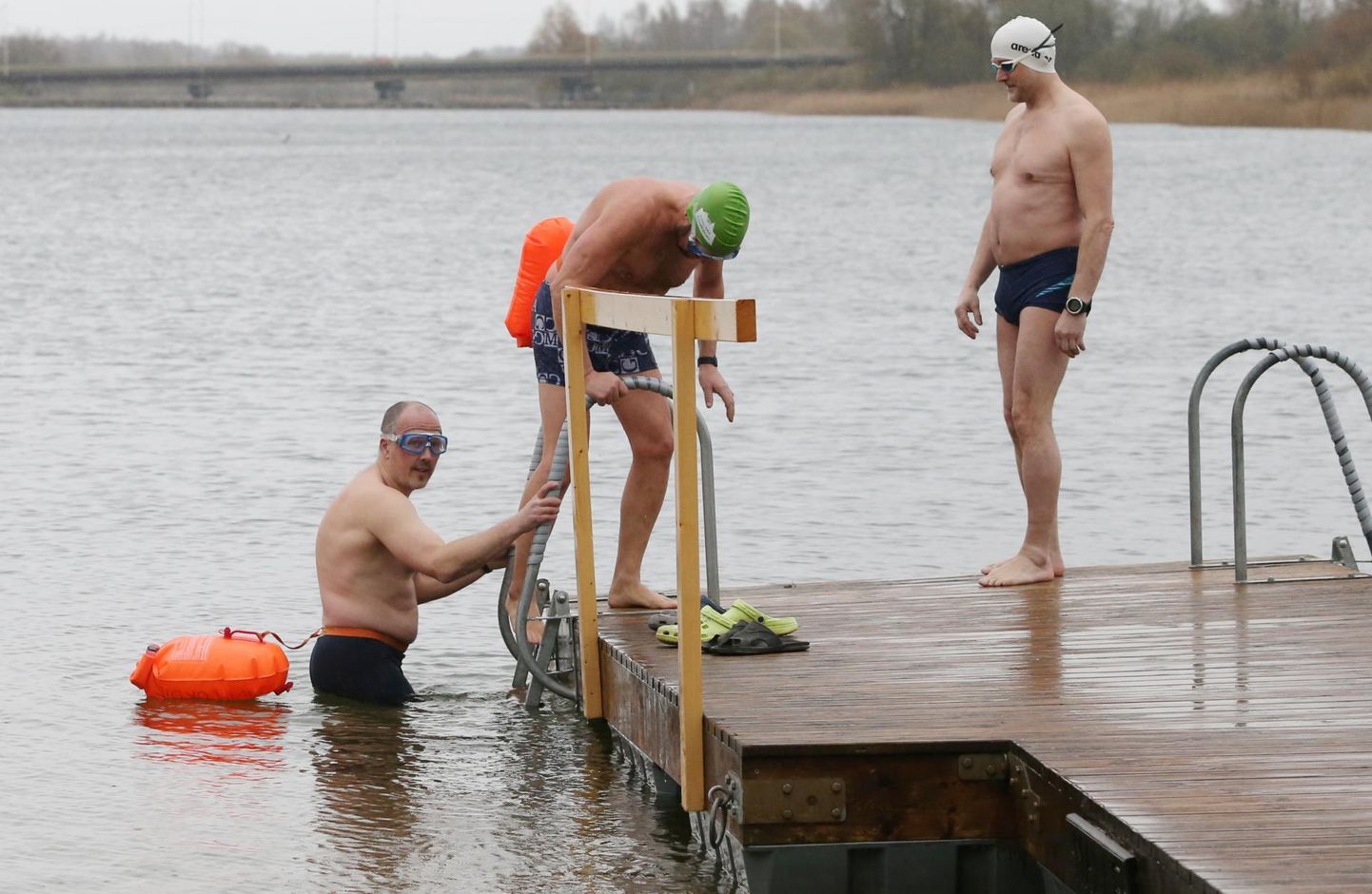 Taliujujad Mart Nöps (vasakult), Peep Okk ja Pavel Ümarik end ilmast häirida ei lase ja kastsid end ka esmaspäeval Anne kanali voogudesse.