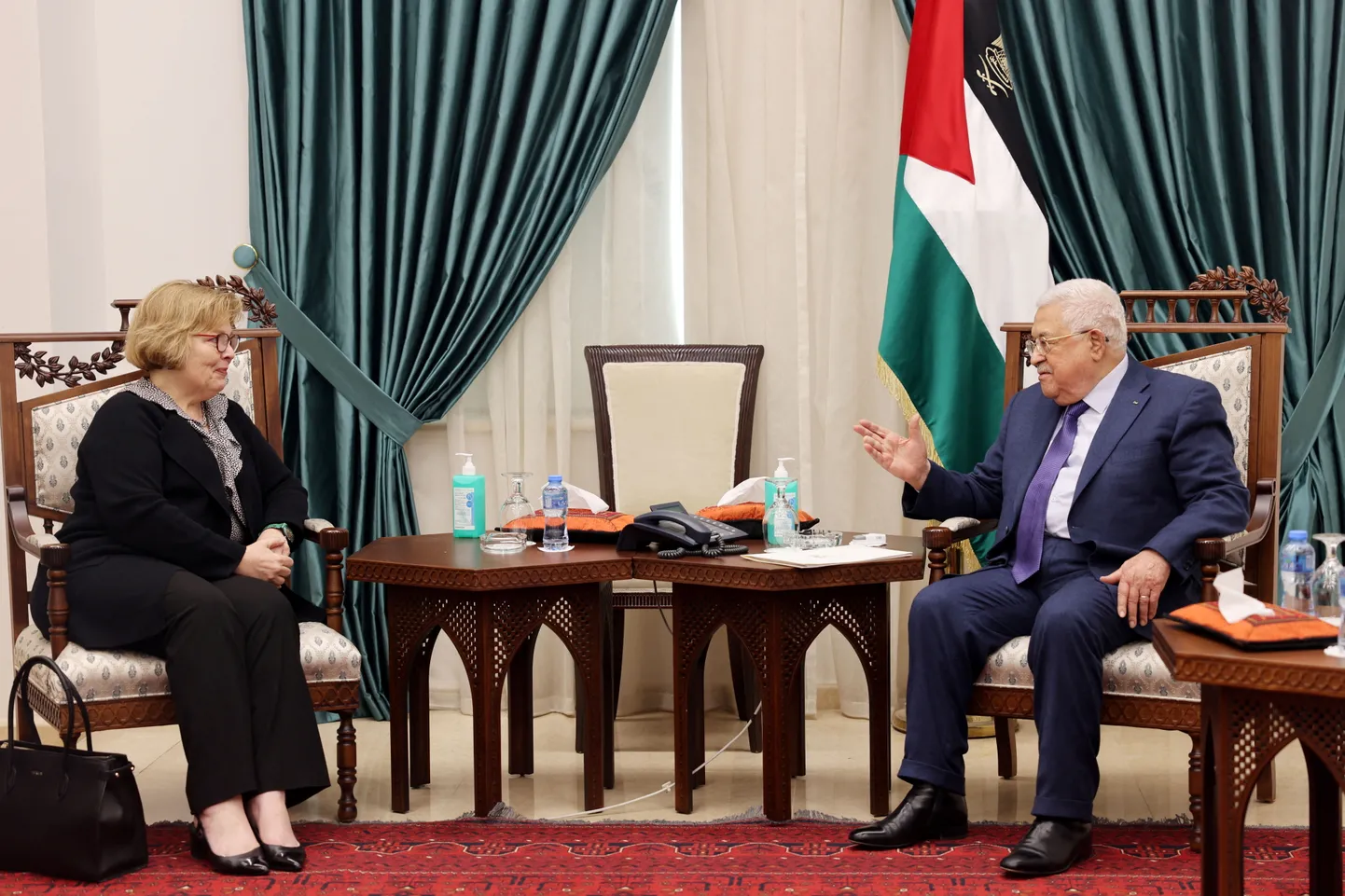 Palestiina president Mahmoud Abbas kohtus okupeeritud Läänekaldal Ram Allah's USA abivälisministri Barbara A. Leafiga.