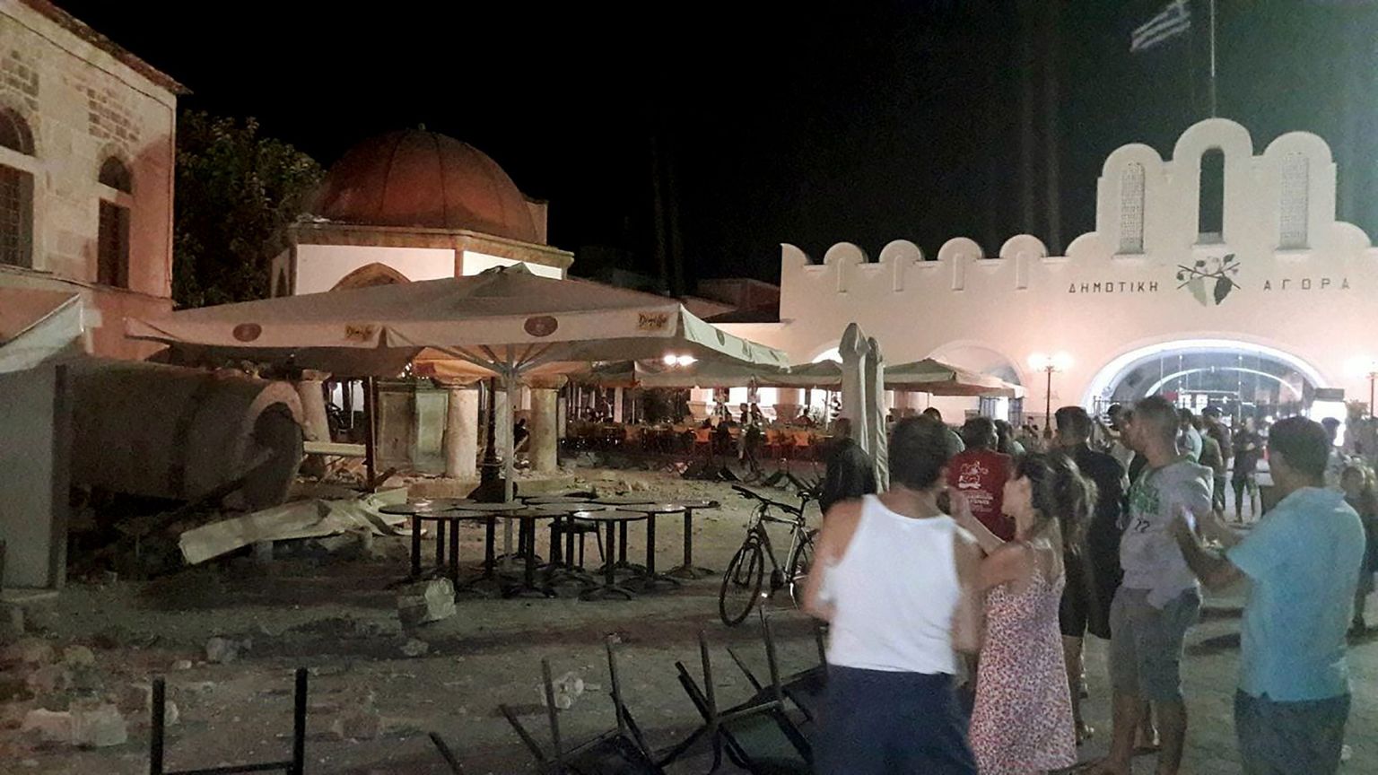 Kreeka Dodekaneesi saarestikku tabas maavärin. Pildil hotellist väljunud turistid