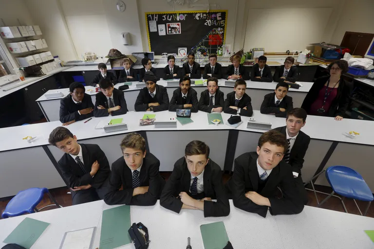 Üheksanda klassi bioloogia tunni õpilased koos õpetaja Suzanne Veitchiga Forest School'is, Londonis, Suurbritannias.
Foto: REUTERS/Russell Boyce