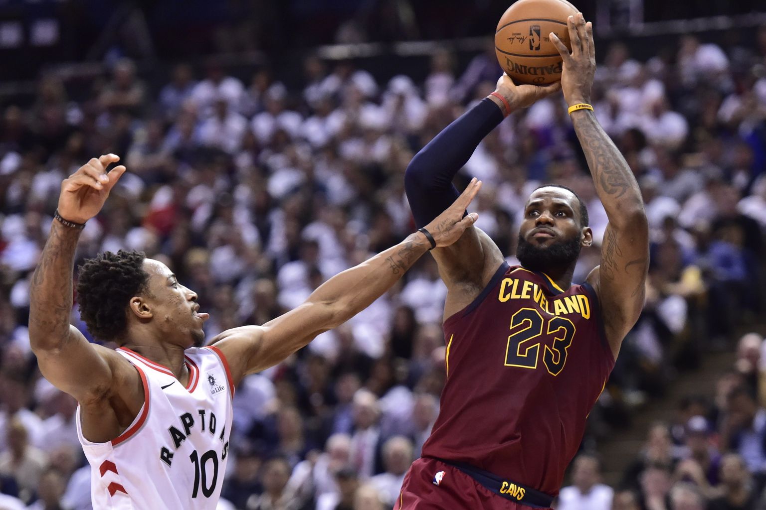 Samm tagasi ja korvivõrk sahiseb: selliste visetega nullis LeBron James Toronto Raptorsi meeskonna vastupanu.