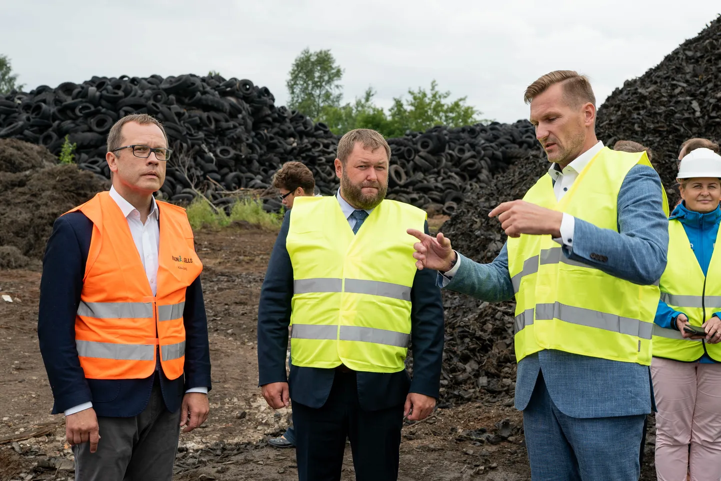 Tartu linnapea Urmas Klaas (vasakult), keskkonnaminister Rene Kokk ja ASi Ragn-Sells juhatuse esimees Rain Vääna tutvustasid täna Raadil rehvimägede vahel plaani, kuidas ja kui kiiresti tartlased neist vabanevad.