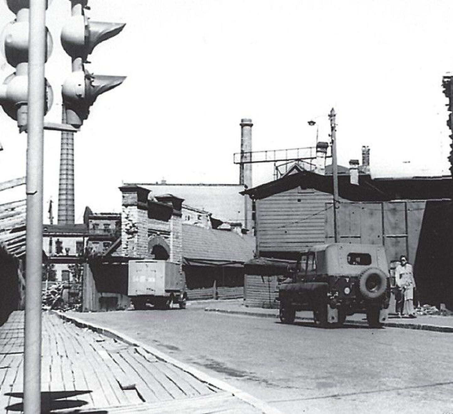Vaade Hobujaama tänavale 1979. aastal. Praegu paistaks samast kohast tehtud võttel vasakul pool servake kobarkino ja paremal Hobujaama büroohoonet.