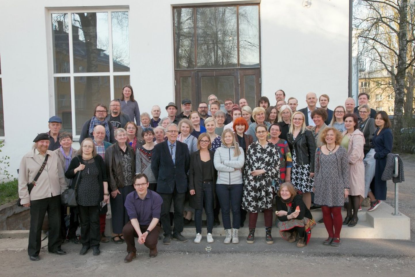 Tartu kunstnike liidu üldkoosolekul osalejad tegid kunstimaja monumentaalgalerii ees grupipildi. Vasakul kükitab juhatuse esimees Markus Toompere.
