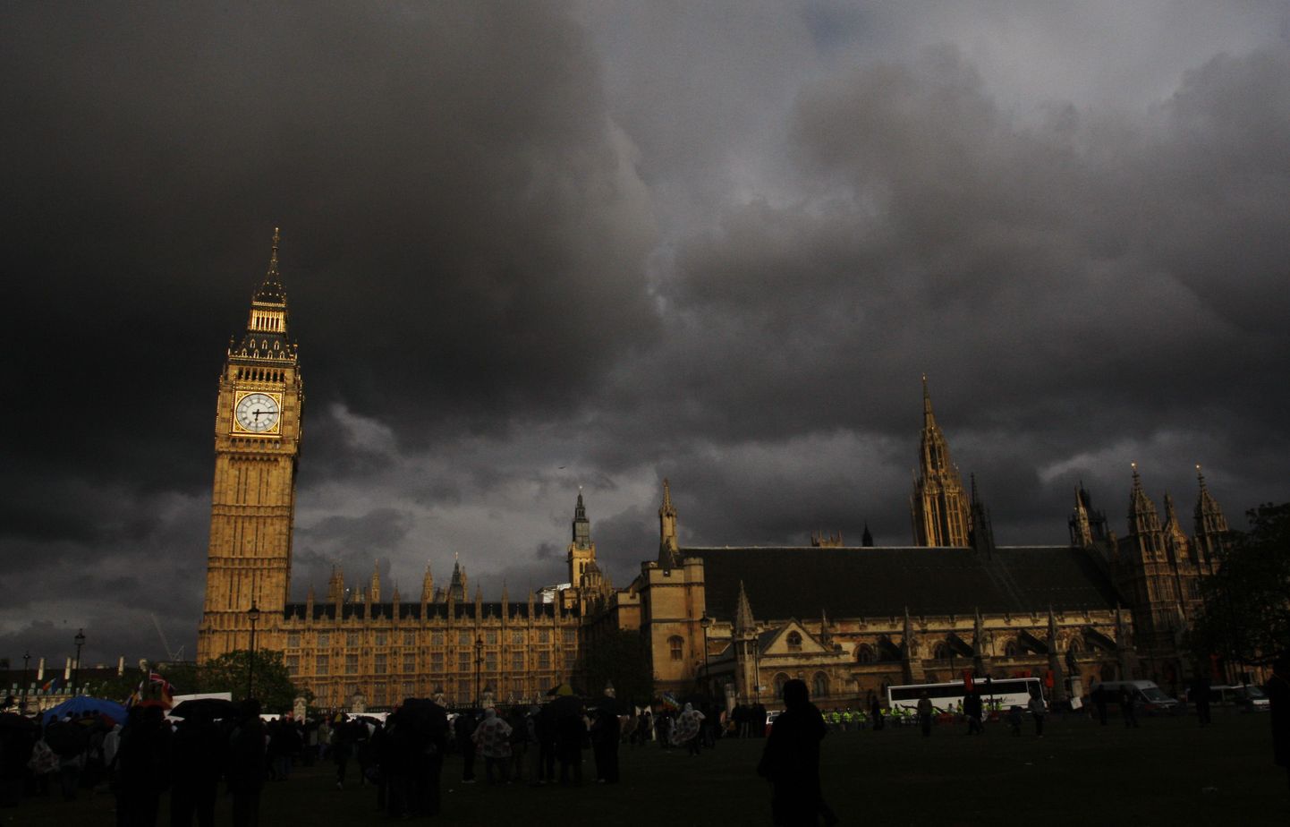 Britid tõrjuvad idaeurooplasi kampaaniaga: siin on kohutav kliima! Fotol Briti parlamendihoone