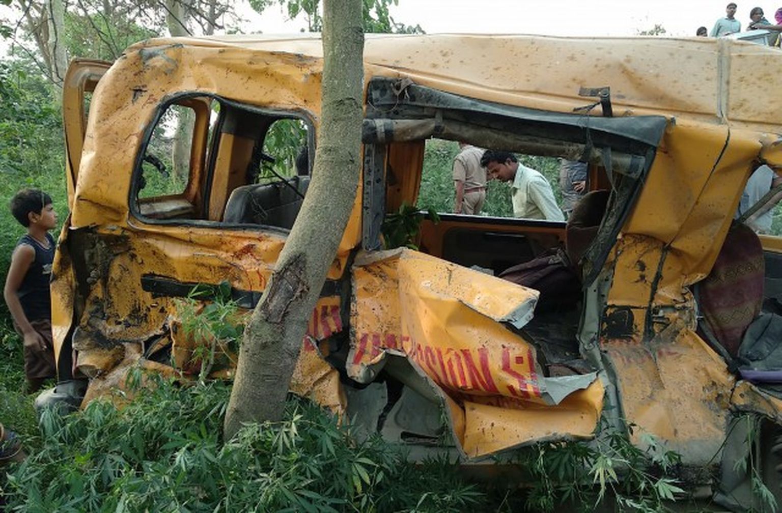 Skolēnu autobusa un vilciena sadursmē Indijā gājuši bojā vismaz 13 bērni