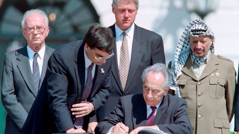 На фото слева направо: премьер-министр Израиля Ицхак Рабин, президент США Билл Клинтон, глава МИД Израиля Шимон Перес и лидер Палестинской Автономии Ясир Арафт - 13 сентября 1993 год