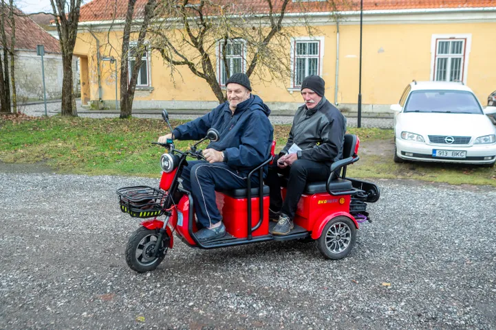 TEHNIKA Neljarattaline elektriroller – kihutada just ei saa, aga poes ...