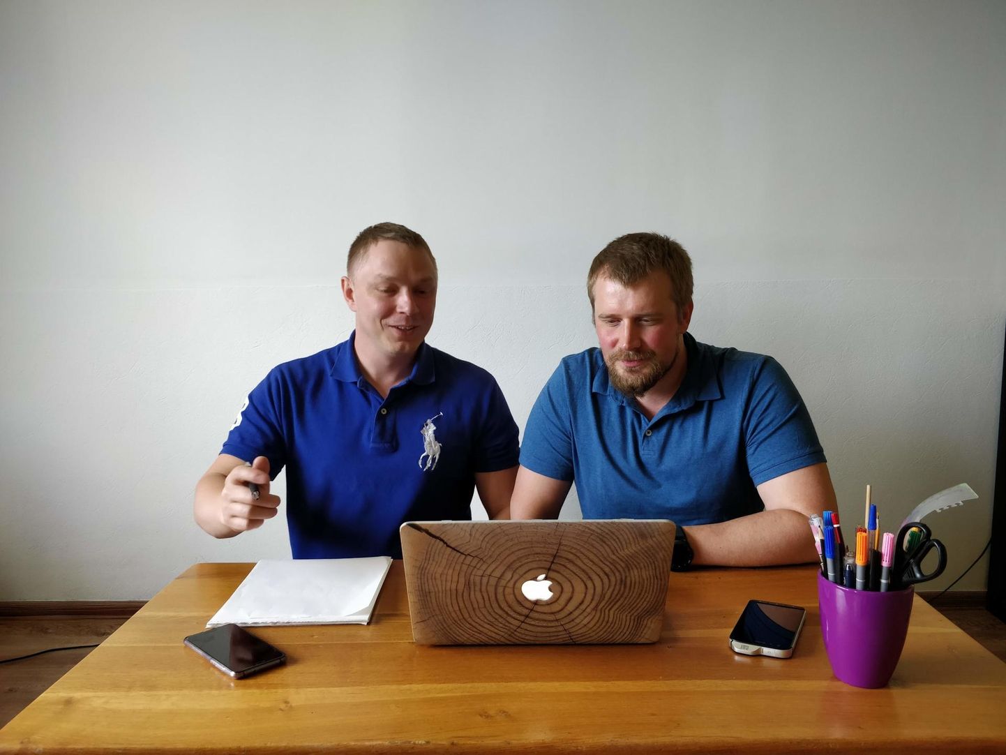 Jaanus Kikas (vasakul) ja Harri Reili on juba aastaid ise e-kaubandusega tegelenud ja usuvad, et selles peituvad võimalused võiksid praegusest palju enamatele eestlastele tulu tuua.