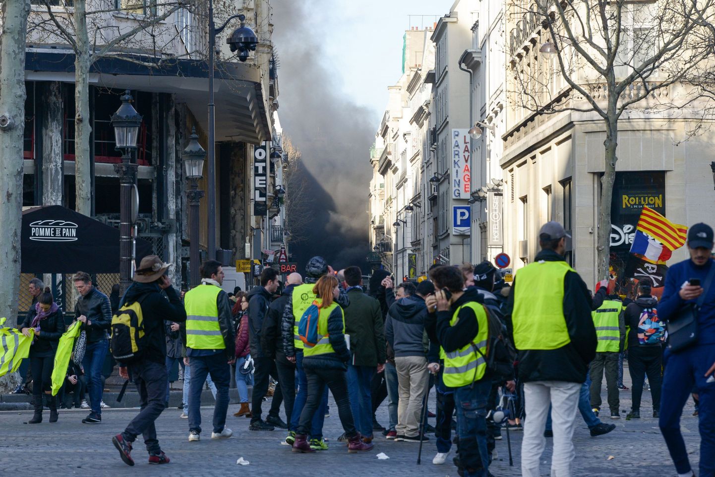 "Dzelteno vestu" protesti Parīzē 16.martā