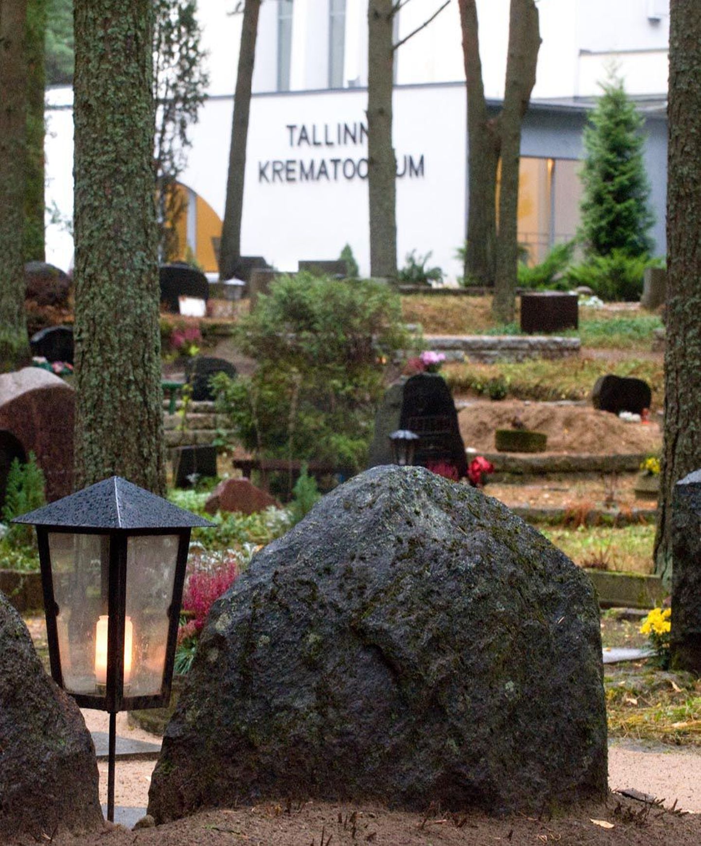 Hauad Pärnamäe kalmistul Tallinna krematooriumi ümber.