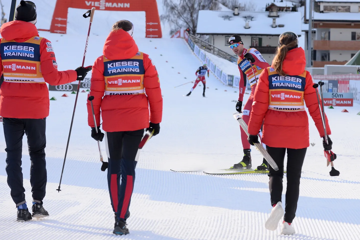 Jørgen Graabak tõi Norra finišisse esimesena.