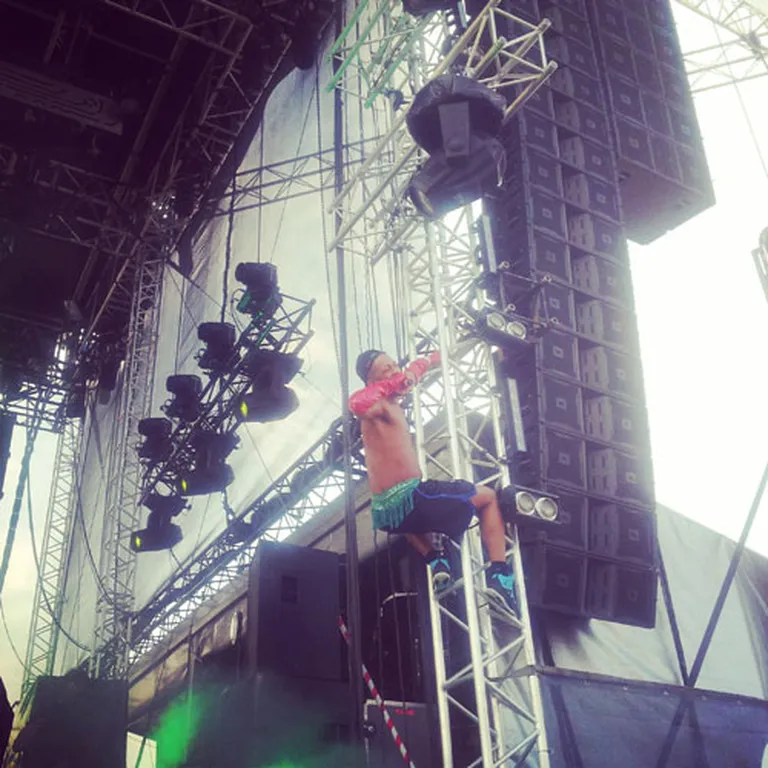 Mikijs Blanko rāpjas augšā pa skatuves konstrukcijām Liepājā "LMT Summer Sound" 