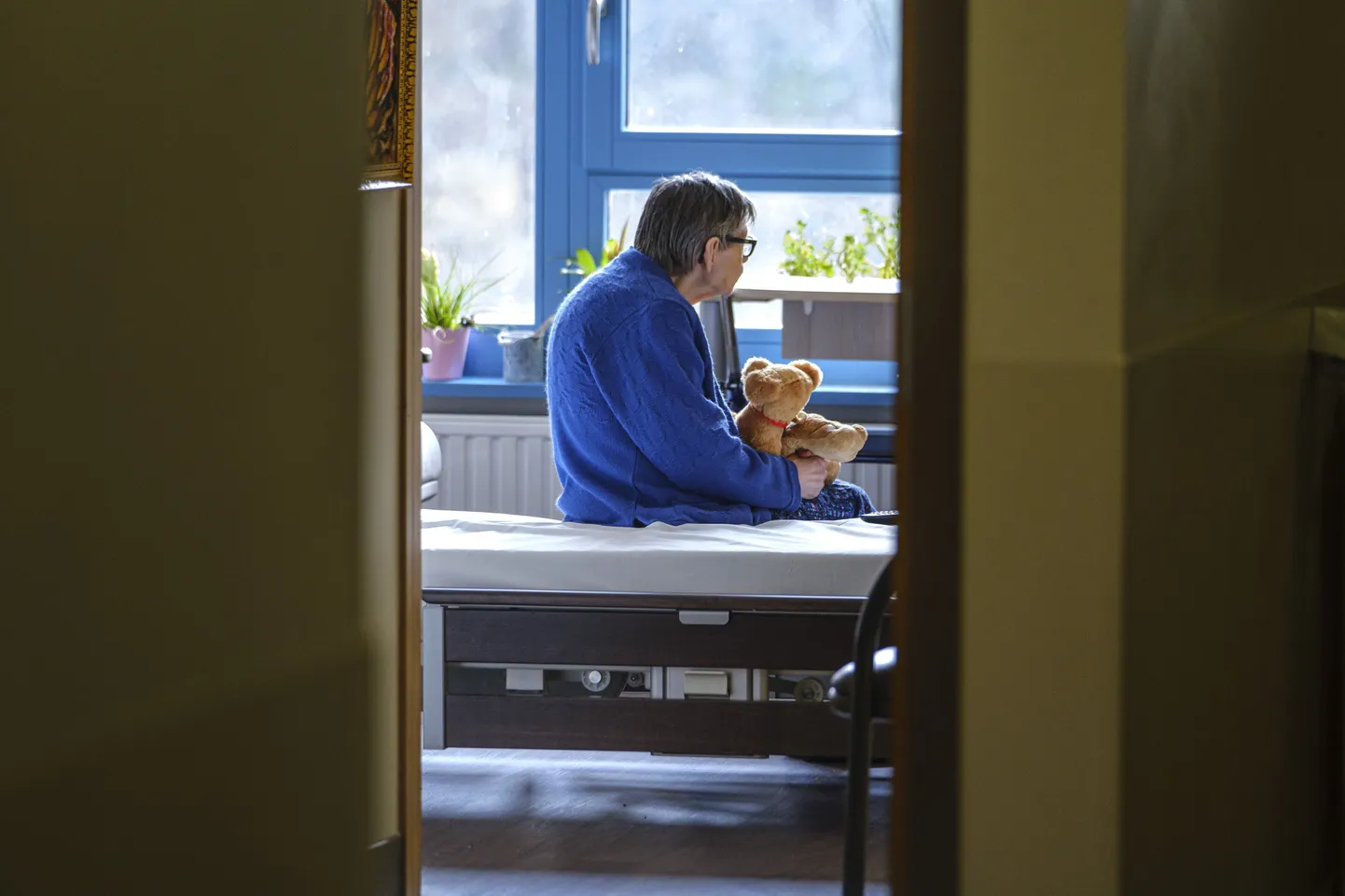 Üksildustunne on koputanud isegi nende riskigruppi kuuluvate inimeste ustele, kelle lähedased elavad ehk vaid kümnekonna minuti jalutuskäigu kaugusel. Pilt on illustratiivne.