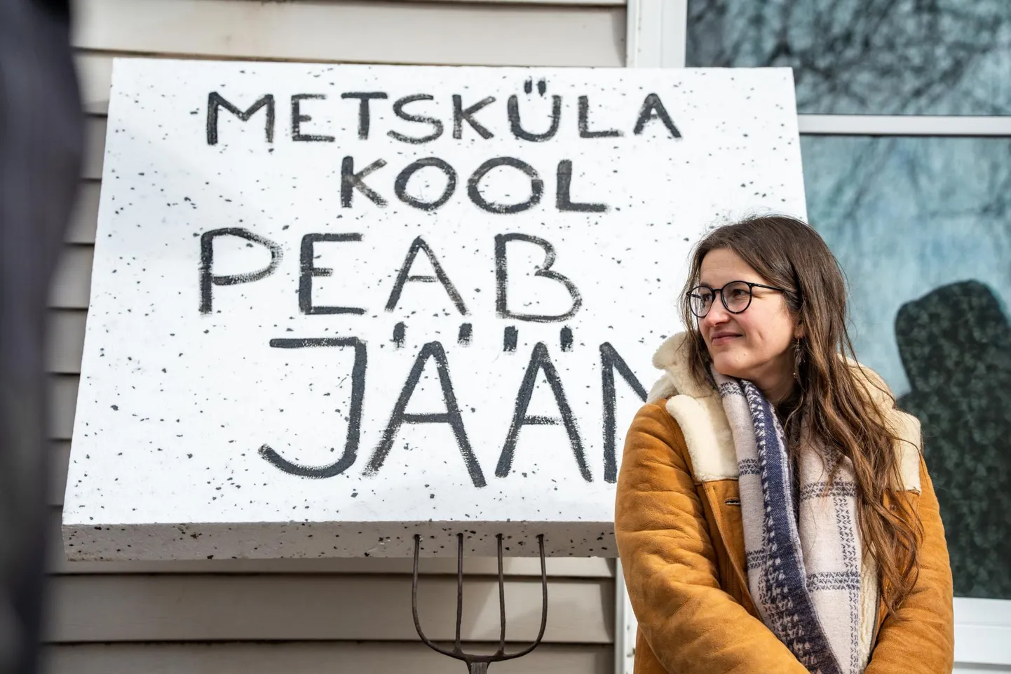 Päeval, mil Lääneranna volikogu otsustas kahe kooli sulgemise ja kolme kärpimise, protestisid lapsevanemad vallamaja ees kodulähedaste õppimisvõimaluste kahanemise vastu.