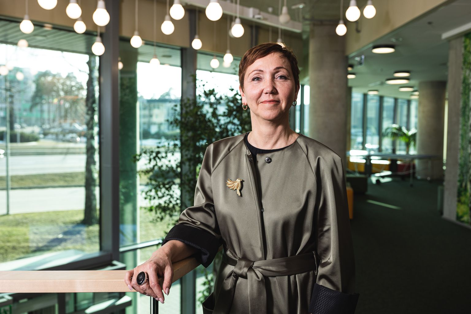 Eesti Energia juhatuse liige Agnes Roos kindlustab uued rajatavad tuule- ja päikesepargid klientidega.