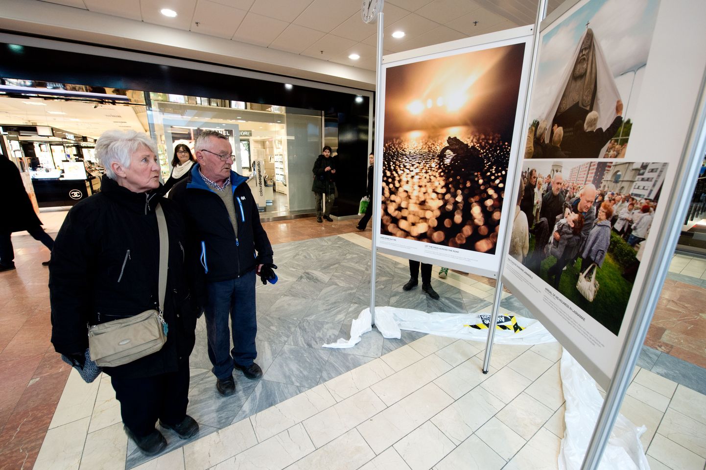 Enne Tartusse Tasku keskusesse jõudmist oli Aasta pressifoto näitus avatud Tallinnas Viru keskuses.