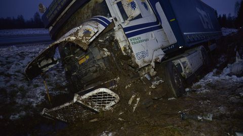 Запись с видеорегистратора: две машины чудом избежали столкновения с грузовиком 