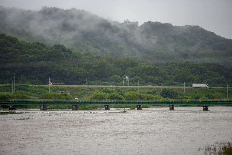 Korea poolsaarel on sadanud 45 päeva järjest vihma. Pildil Lõuna-Korea Gyeongsangi provints, kus paduvihm on jõetaset kergitanud