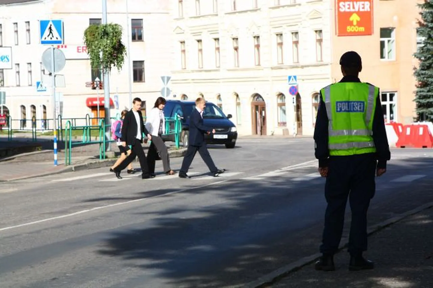 Jalakäijatele on eriti oluline teada mõiste «ülekäigukoht» tähendust. See erineb ülekäigurajast (pildil): ülekäigukohal sõiduteed ületades puudub jalakäijal sõidukijuhi suhtes eesõigus.